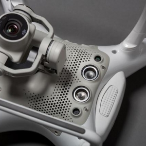 大疆Phantom 4体验 可轻松躲避障碍物和人